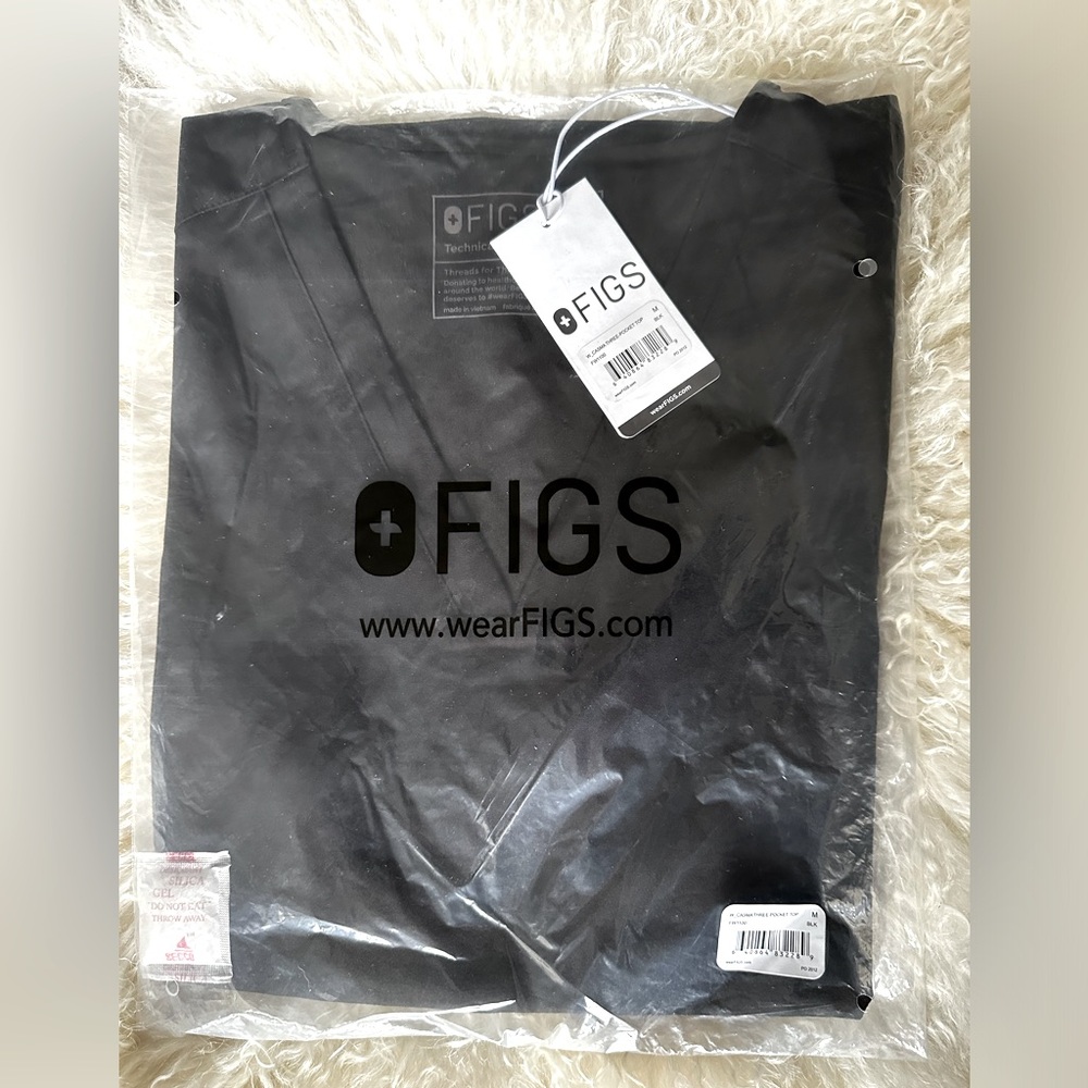 FIGS Casma Three Pocket Top